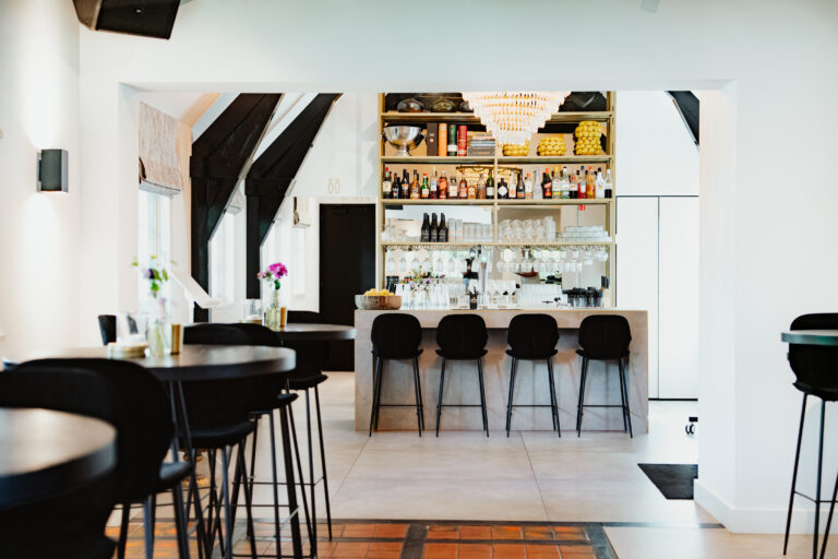 sfeervolle feestzaal met bar